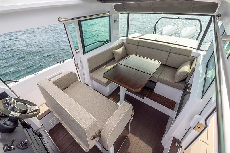 Axopar 37 XC Cross Cabin Saloon