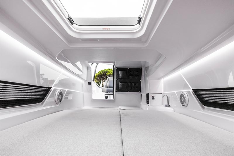 Axopar 25 Cross Bow Cabin