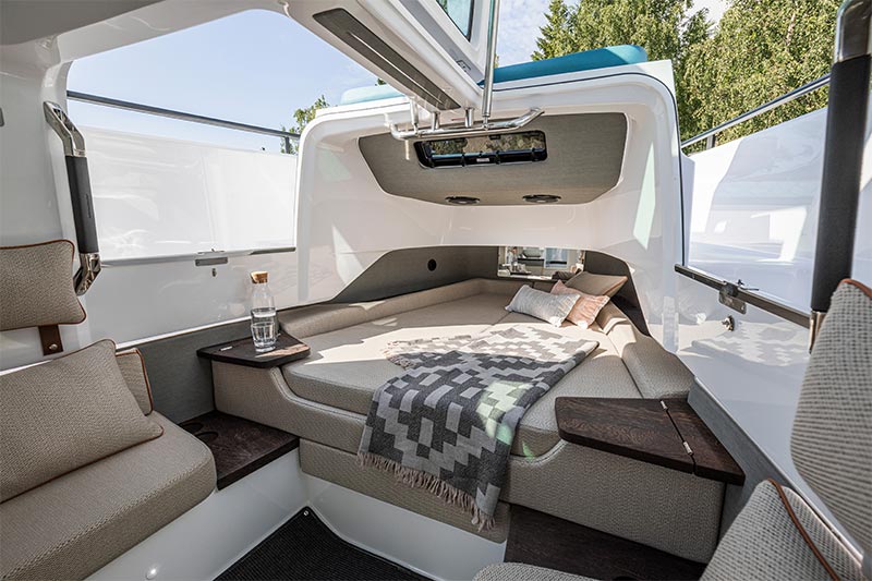 Axopar 37 Spyder Cabin