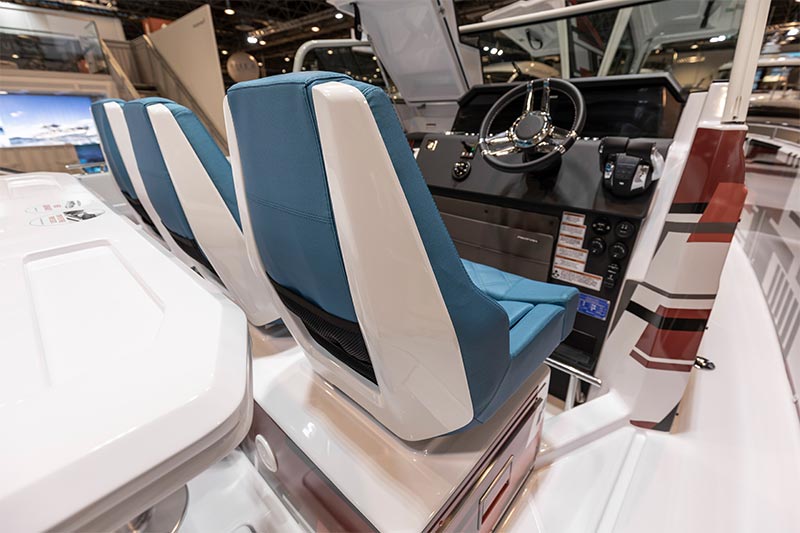 Axopar 37 Spyder Helm