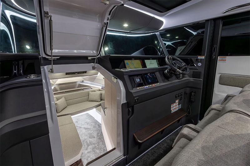 Axopar 45 XC Cross Cabin Saloon