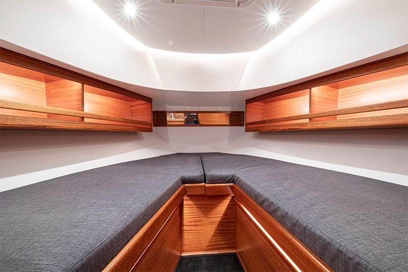 Paragon 31 Flybridge Cabin